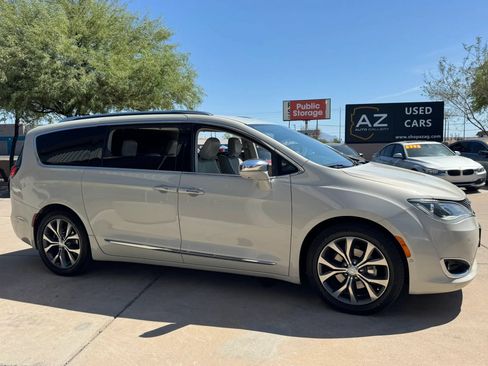 Used 2017 Chrysler Pacifica Limited w/ UConnect Theater Package FWD image 5