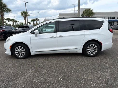 Used 2017 Chrysler Pacifica Touring-L FWD image 4