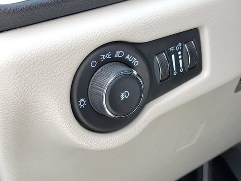 Used 2024 Chrysler Pacifica Touring-L FWD image 10