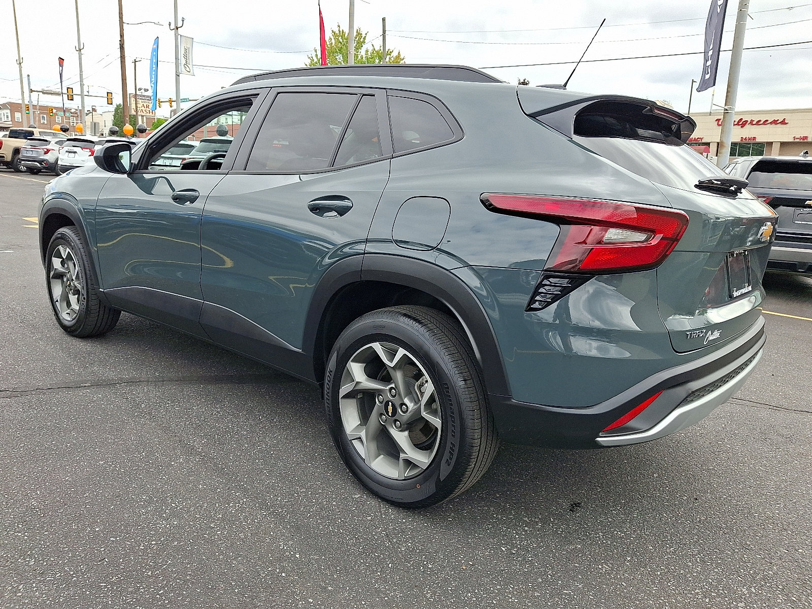 Used 2025 Chevrolet Trax LT FWD image 3