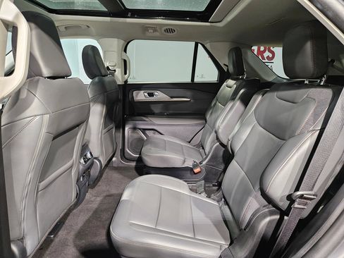 Used 2025 Ford Explorer Active w/ Active Comfort Package AWD/4WD image 37