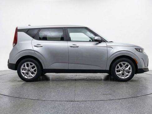 Used 2025 Kia Soul LX w/ LX Technology Package FWD image 11
