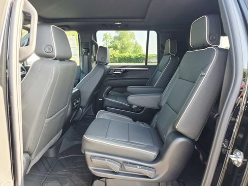 New 2026 Chevrolet Suburban Premier w/ Sun And Tow Package AWD/4WD image 10