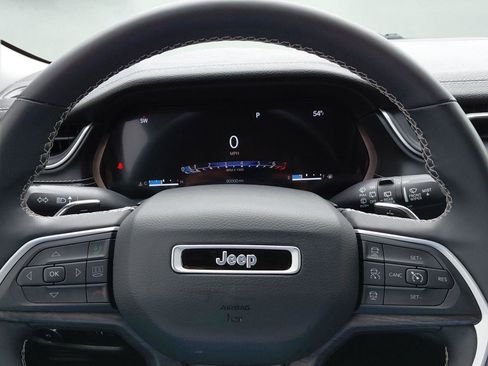 Used 2023 Jeep Grand Cherokee Limited w/ Black Appearance Package AWD/4WD image 39