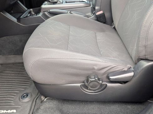 Used 2017 Toyota Tacoma TRD Off-Road image 11