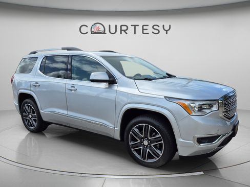 Used 2017 GMC Acadia Denali w/ Technology Package FWD image 7