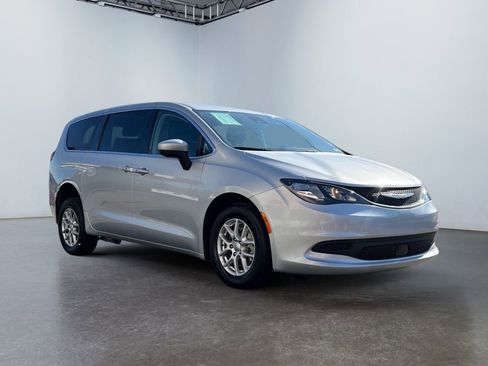 Used 2023 Chrysler Voyager LX image 4