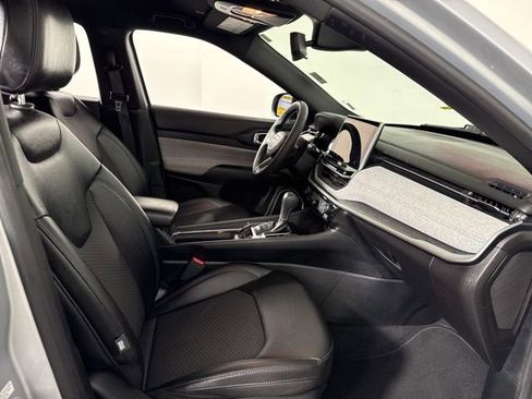 Used 2024 Jeep Compass Latitude image 21