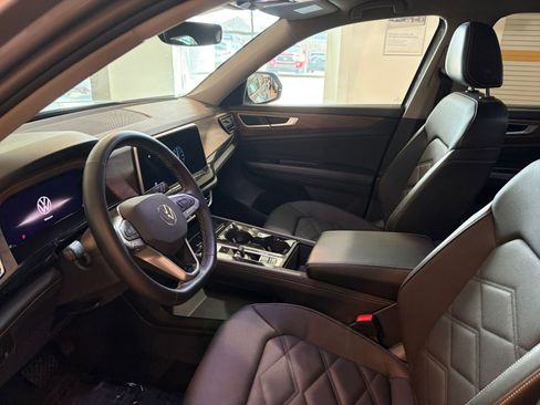 Used 2025 Volkswagen Atlas SE image 27