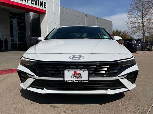 Used 2025 Hyundai Elantra Limited image 3