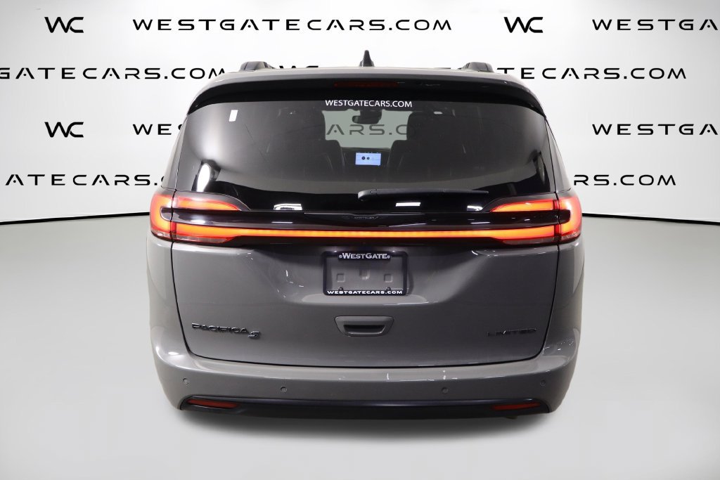 Used 2025 Chrysler Pacifica Limited FWD image 4