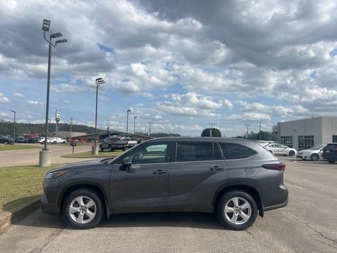 Used 2024 Toyota Highlander LE image 3