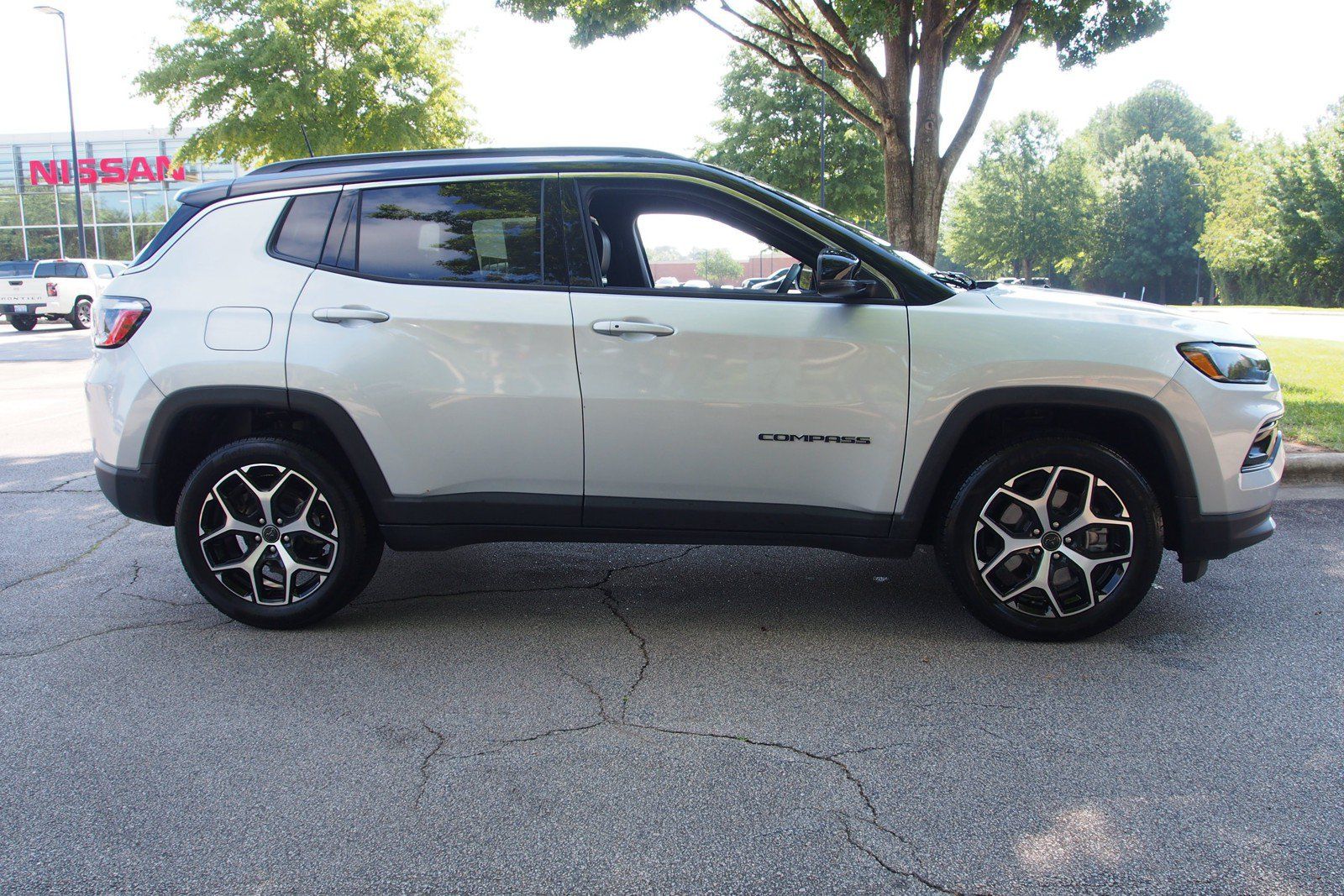 Used 2025 Jeep Compass Limited AWD/4WD image 8