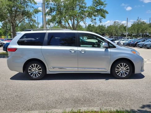 Used 2020 Toyota Sienna XLE w/ XLE Navigation Package FWD image 4