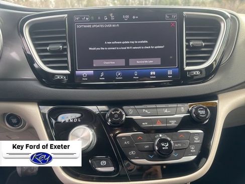 Used 2023 Chrysler Pacifica Touring-L FWD image 19