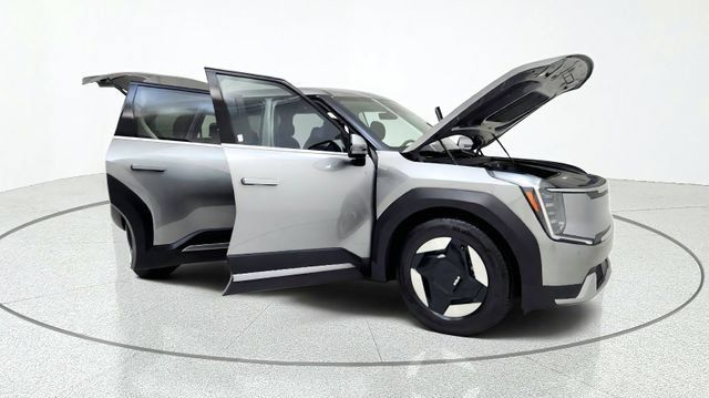 Used 2024 Kia EV9 Light Long Range RWD image 11