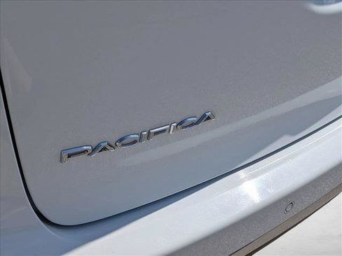 Used 2022 Chrysler Pacifica Touring-L FWD image 24