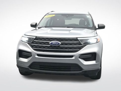 Used 2024 Ford Explorer XLT image 2