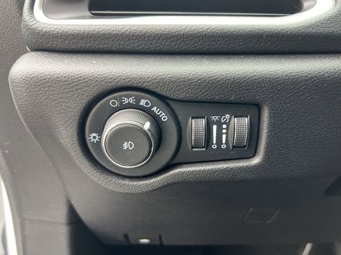 Used 2021 Chrysler Pacifica Touring-L w/ S Appearance Package image 12