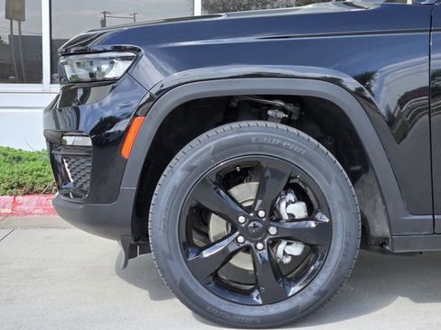 Certified 2023 Jeep Grand Cherokee Limited w/ Black Appearance Package image 8