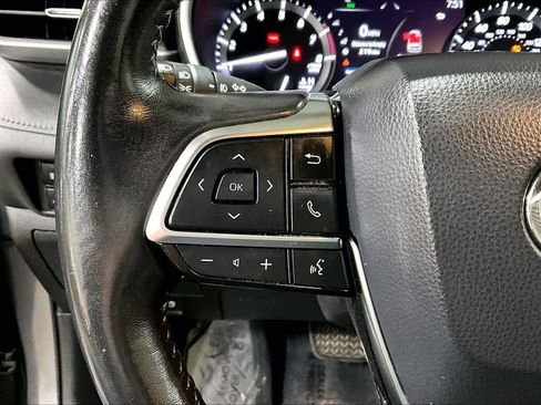 Used 2021 Toyota Highlander XLE image 24