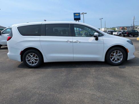 Used 2022 Chrysler Voyager LX FWD image 7