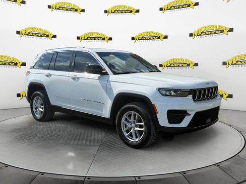 Used 2023 Jeep Grand Cherokee Laredo image 7