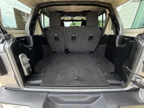 Used 2020 Jeep Wrangler Unlimited Sahara AWD/4WD image 31