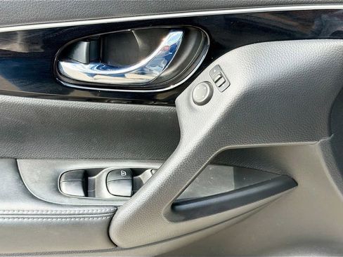 Used 2017 Nissan Rogue Sport SL w/ SL Premium Package image 19