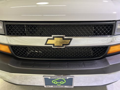 Used 2025 Chevrolet Express 3500 LT w/ LT Preferred Equipment Group RWD image 4