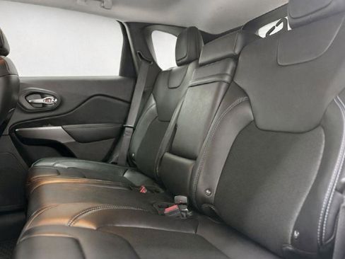 Used 2019 Jeep Cherokee Latitude Plus w/ Cold Weather Group AWD/4WD image 19