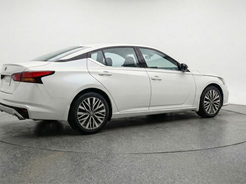 Used 2025 Nissan Altima 2.5 SV FWD image 9