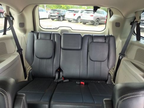 Used 2015 Chrysler Town & Country Touring w/ Driver Convenience Group FWD image 22