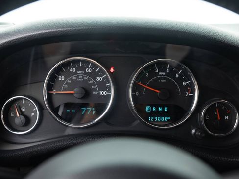 Used 2015 Jeep Wrangler Unlimited Rubicon w/ Connectivity Group AWD/4WD image 37