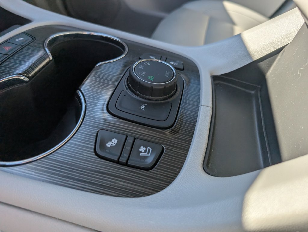 Used 2022 GMC Acadia SLT w/ Technology Package AWD/4WD image 22