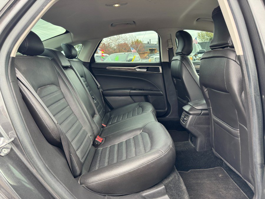 Used 2015 Ford Fusion SE w/ Equipment Group 202A FWD image 17