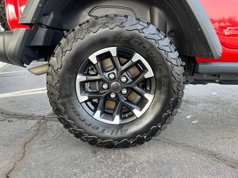 Used 2025 Jeep Wrangler Unlimited Rubicon AWD/4WD image 32
