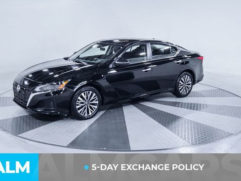 Used 2025 Nissan Altima 2.5 SV FWD image 3