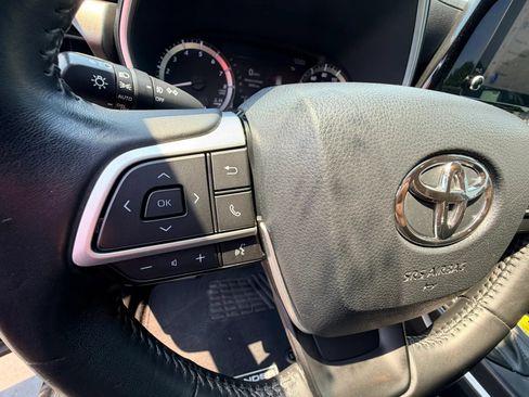 Used 2023 Toyota Highlander XLE AWD/4WD image 14