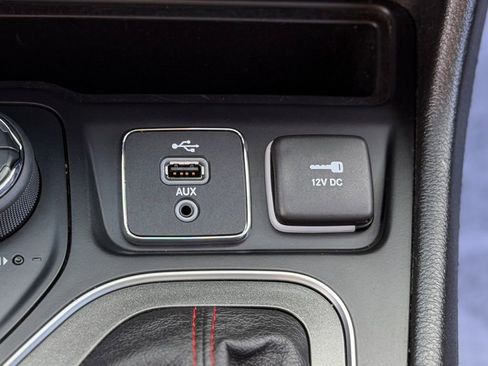 Used 2019 Jeep Cherokee Trailhawk AWD/4WD image 18