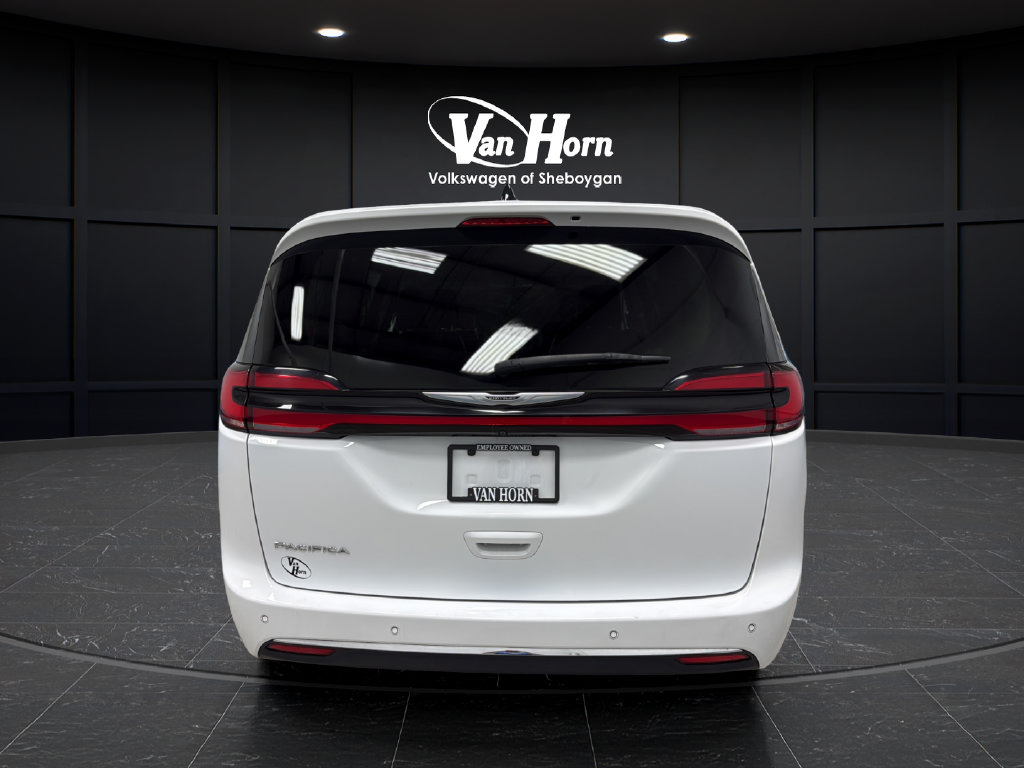 Used 2024 Chrysler Pacifica Touring-L FWD image 6