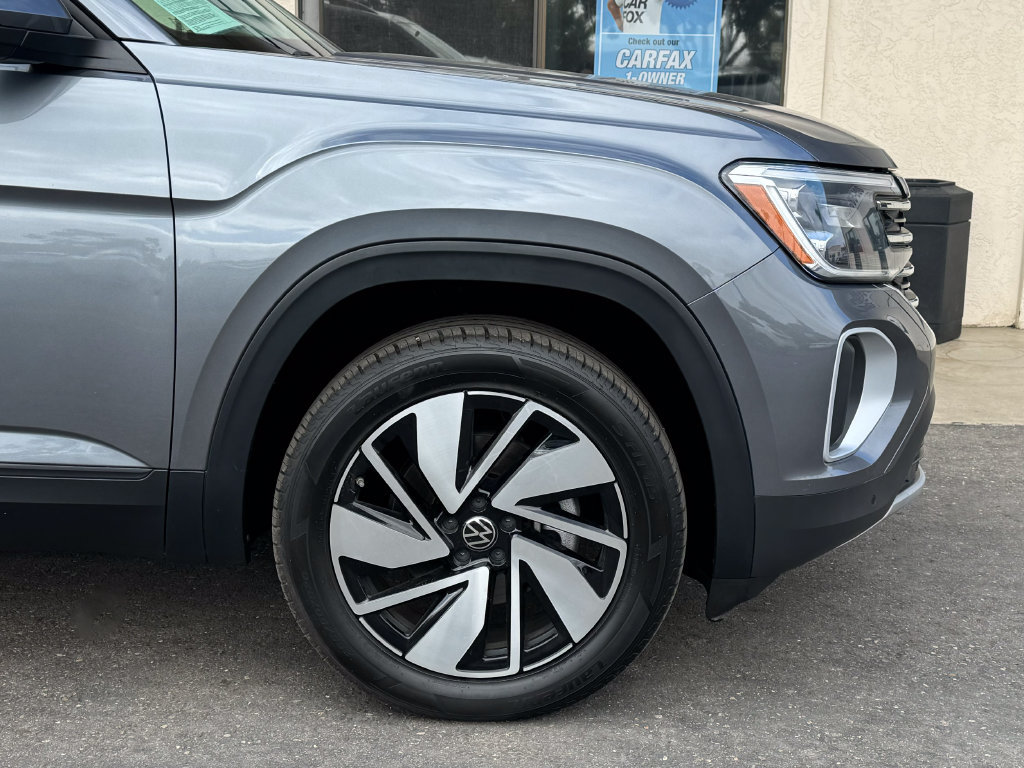 Used 2025 Volkswagen Atlas SE AWD/4WD image 2