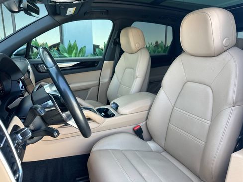 Used 2023 Porsche Cayenne AWD/4WD image 5