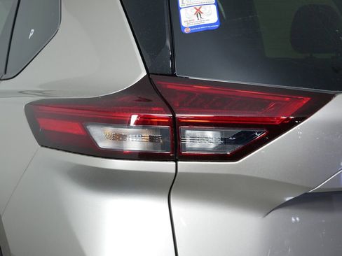 Used 2025 Nissan Rogue Platinum w/ Platinum Premium Package image 10