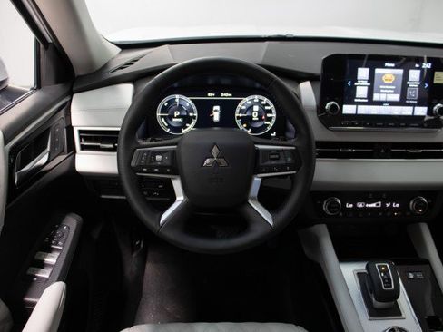 New 2025 Mitsubishi Outlander SE image 38