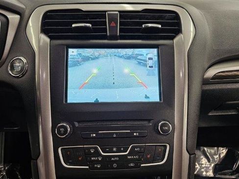Used 2019 Ford Fusion SE FWD image 18