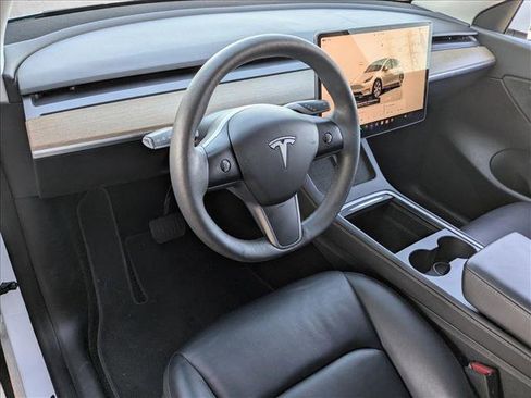 Used 2022 Tesla Model Y Long Range image 10