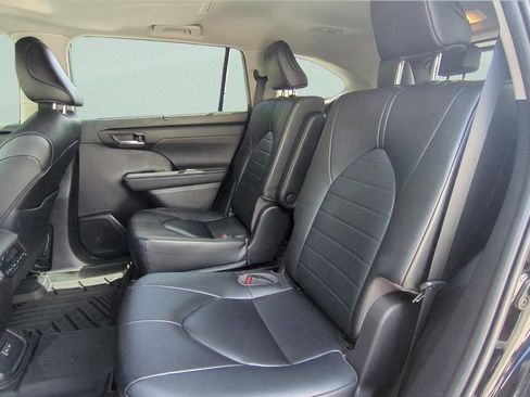 Used 2023 Toyota Highlander XLE FWD image 10