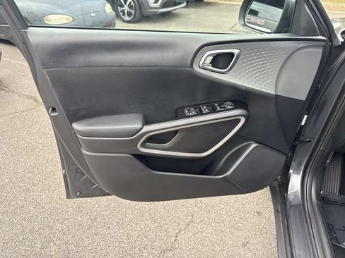 Used 2025 Kia Soul LX w/ LX Technology Package FWD image 13
