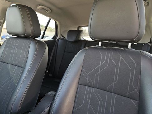 Used 2022 Chevrolet Trax LT w/ LT Convenience Package image 27